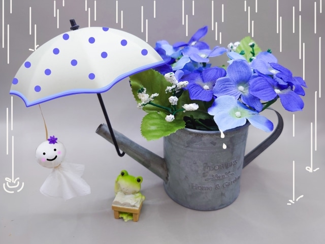 雨の日のイメージ（傘、あじさい、カエル、てるてる坊主）