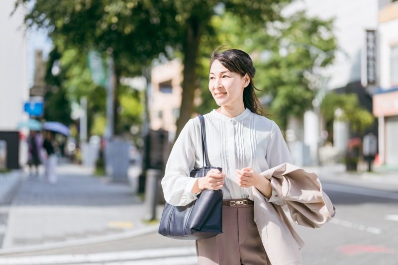 街中を歩く女性