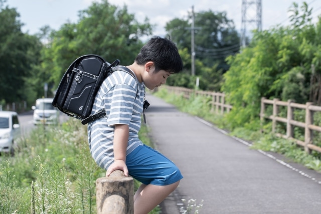 落ち込む男の子