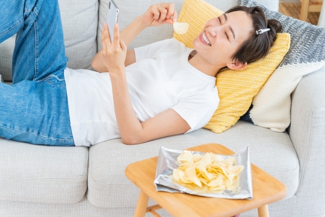 お菓子を楽しそうに食べる女性