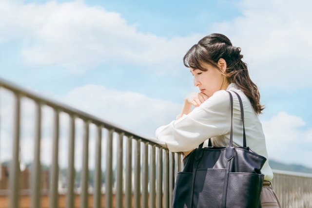 考え込む女性