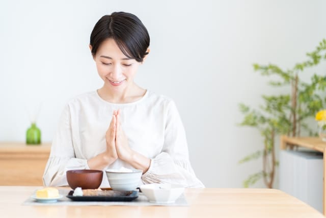 一人で食事をする女性