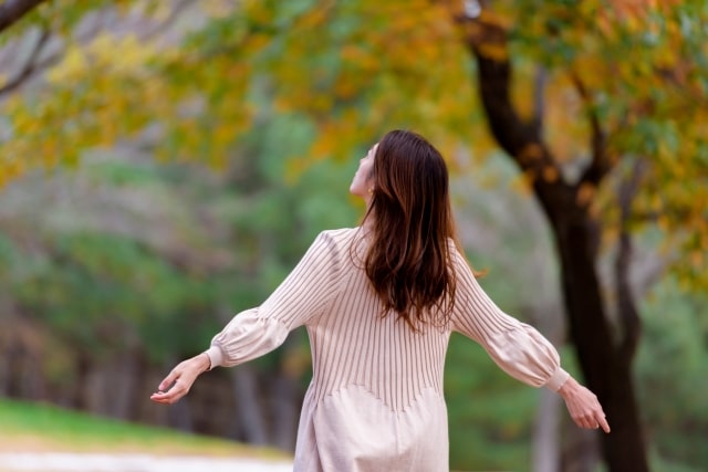 深呼吸する女性