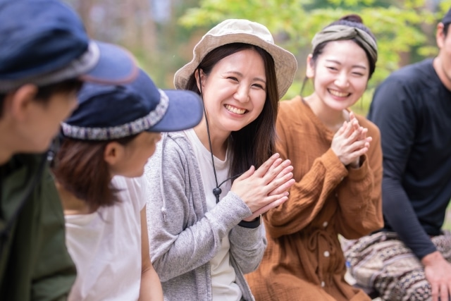 会話を楽しむ男女