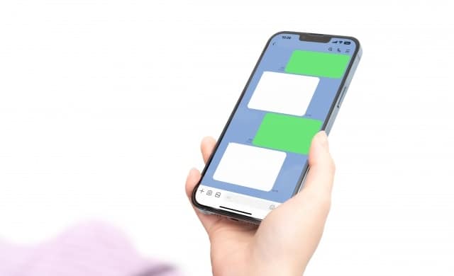 スマホでラインをするイメージ