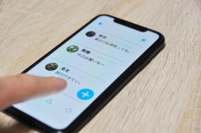 X（Twitter）を触るイメージ