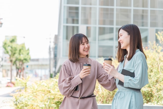 会話を楽しむ女性二人