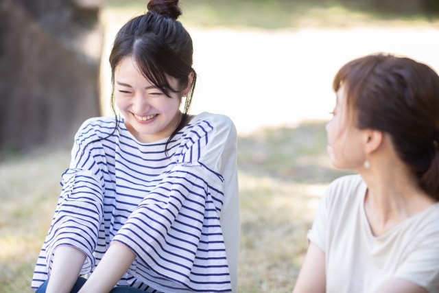 座ってコミュニケーションする女性二人