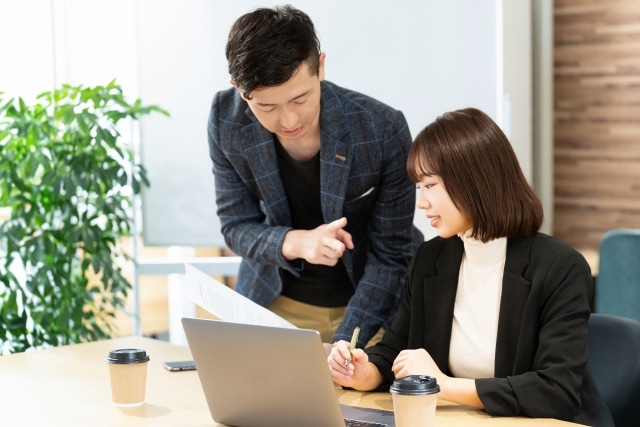 仕事の話をする男女