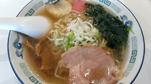 おいしそうなラーメン（レンゲ付き）