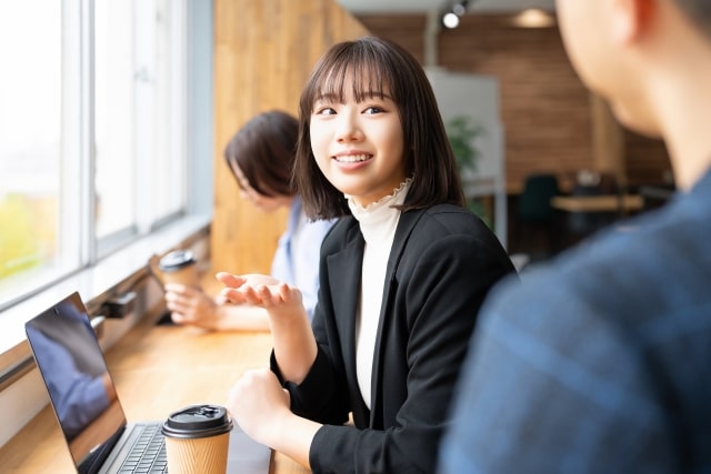 上司と話をする女性