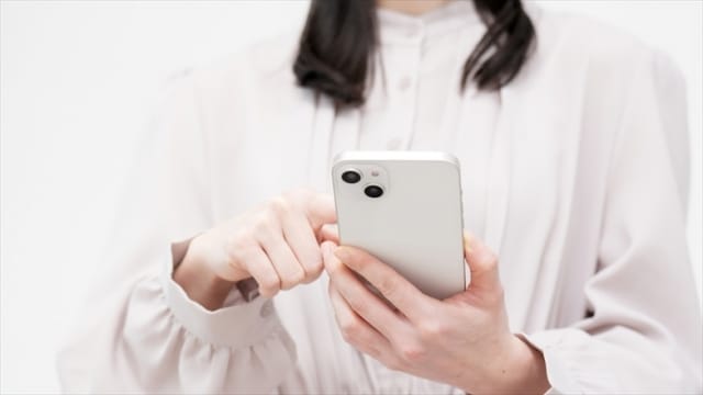 スマホを操作する女性