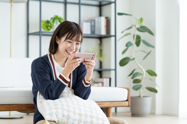 スマホで視聴を楽しむ女性