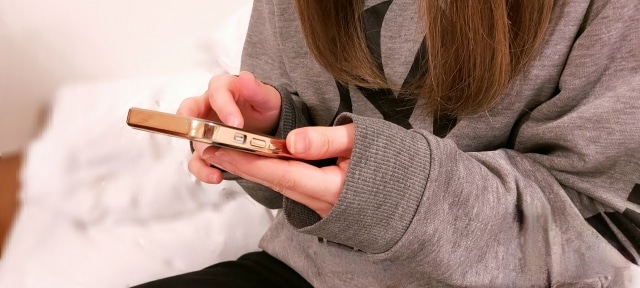 スマホを操作する女性