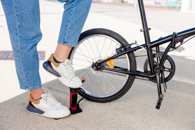 自転車に空気を入れる