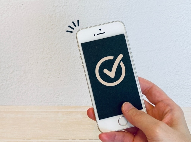 画面にチェックマークのついたスマホ