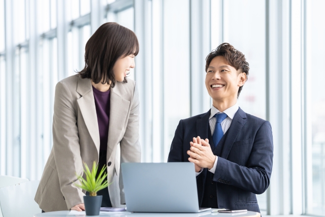 話をする男女