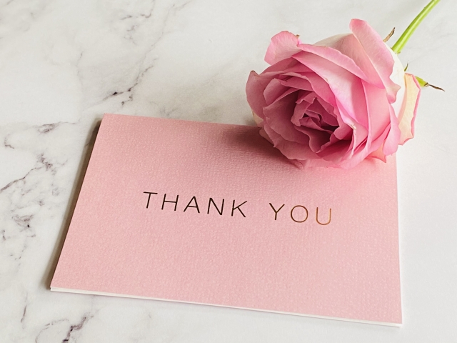 メッセージのイメージ（花とTHANK YOUのメッセージカード）
