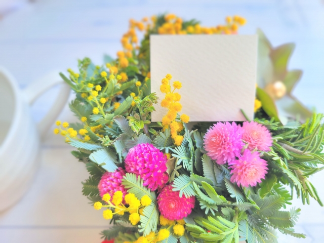 メッセージのイメージ（花とメッセージカード）