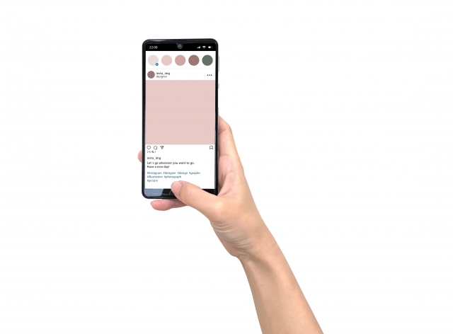 スマホを操作する様子
