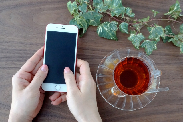 スマホを操作する様子