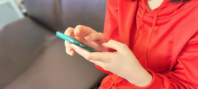 スマホを操作する女性