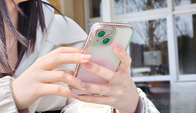 スマホを操作する女性
