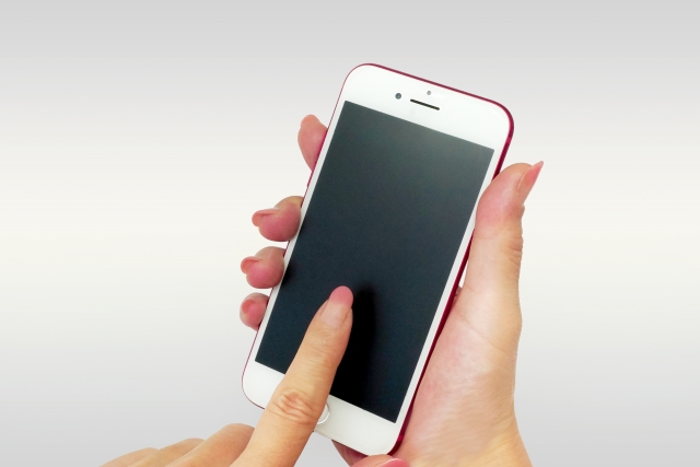 スマホを操作する様子