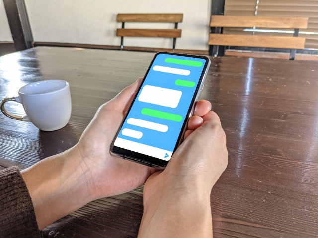 スマホでLINEを楽しむ様子