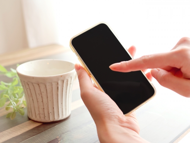 スマホを操作する様子