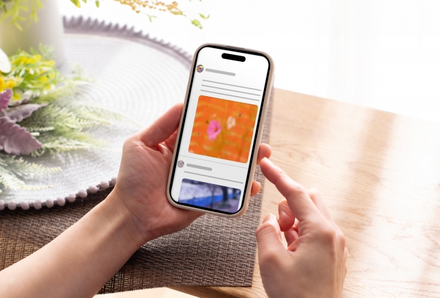 スマホを操作する様子