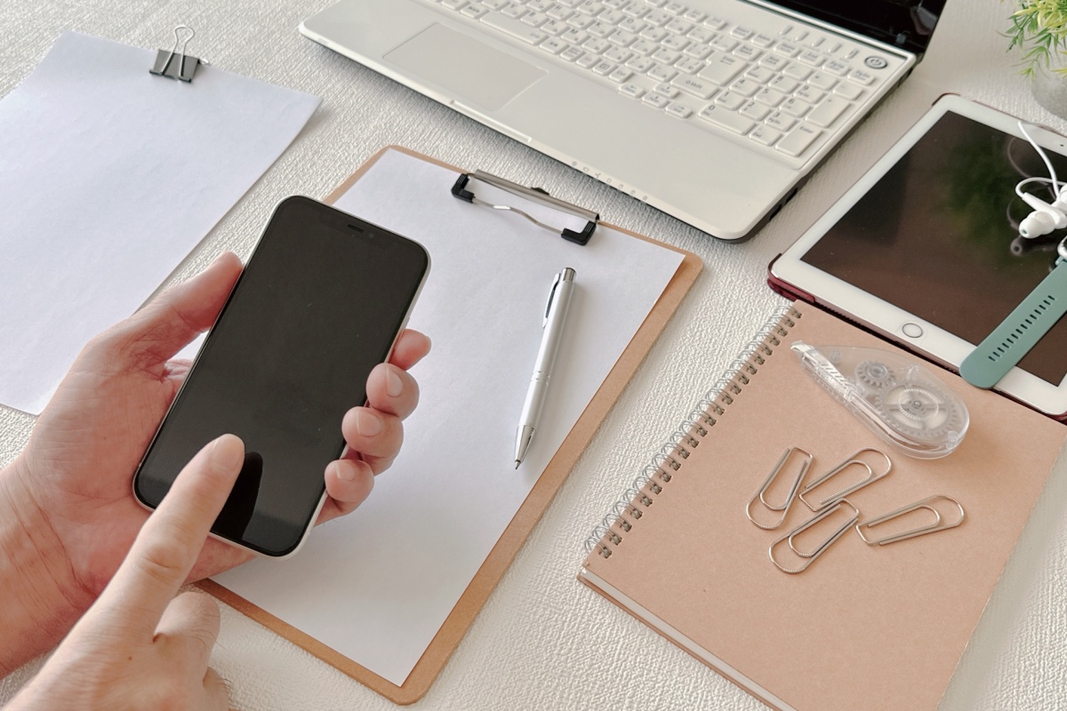 デスクの上でスマホを操作する様子