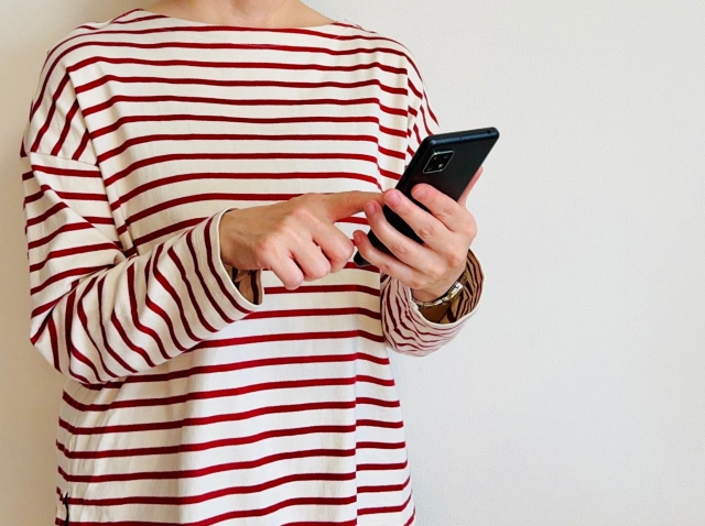 スマホを使う女性