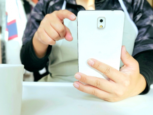 スマホを操作する様子