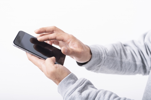 スマホを操作する様子