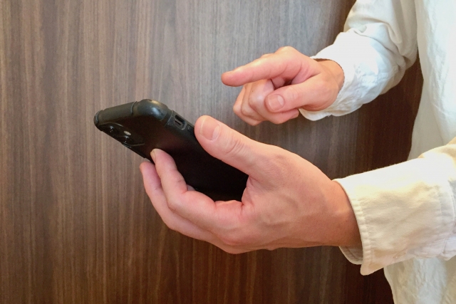 スマホを操作する様子