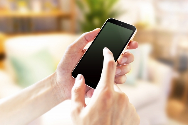スマホを操作する様子