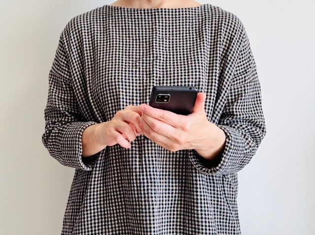 スマホを操作する女性