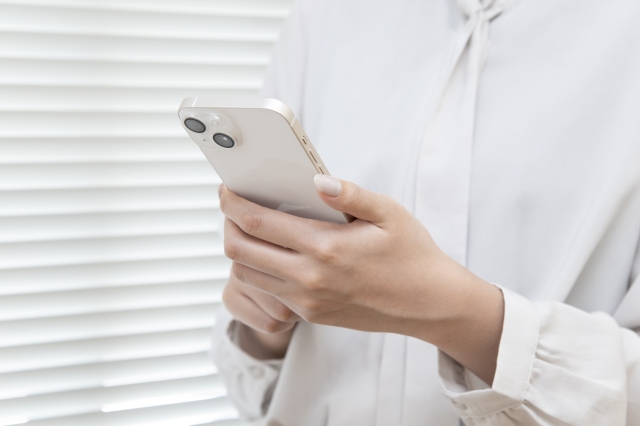 スマホを操作する女性
