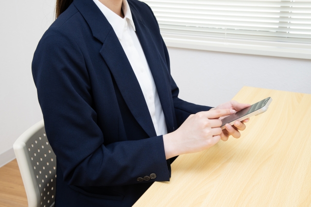 スマホを操作する女性