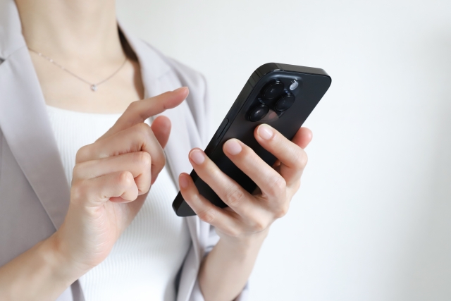 スマホを操作する女性